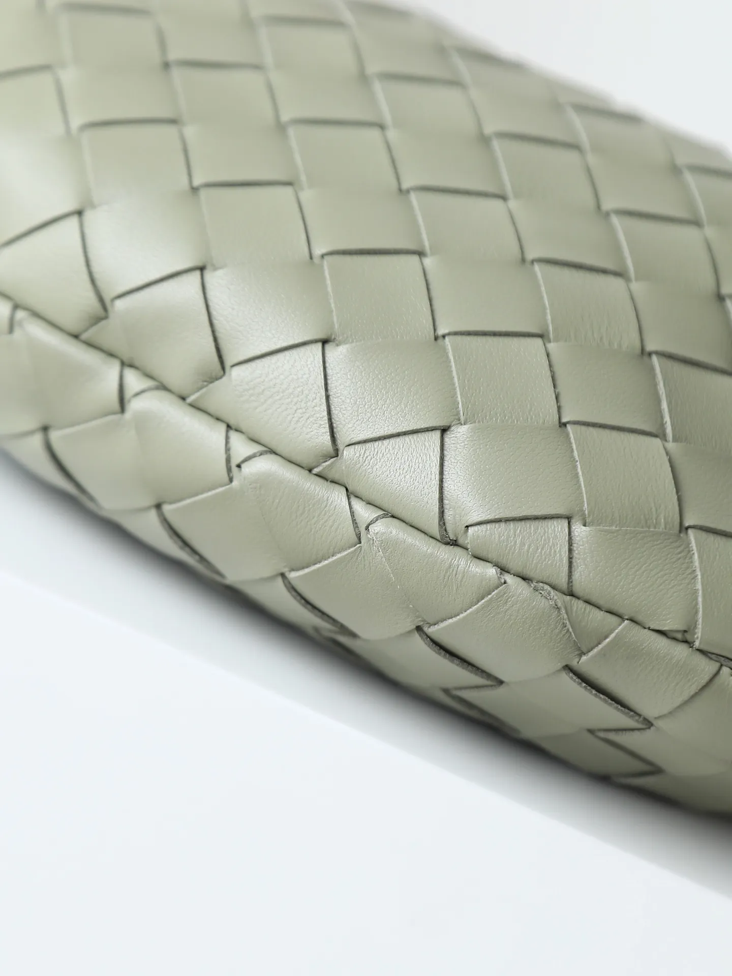 800. Bottega veneta͙.——-The latest braided and knotted hobo🔥 The top-grade lambskin leather is very soft, the bag shape is unique, practical and durable. It retains the traditional weaving elements while being a bit more flamboyant ~ Made of hand-woven sheepskin, zipper opening and closing, curved seamless structure, effortless to match. Highly recommended⚠️⚠️⚠️ The most high-end in the market🌈Welcome to compare [Factory complete package] size: 23x15x5cm.   Model: 651876